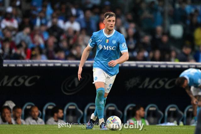 나폴리 샘 뵈케마가 4월 19일 이탈리아 스타디오 디에고 아르만도 마라도나에서 열린 2025-26시즌 이탈리아 세리에A 33라운드 라치오와의 맞대결에서 공을 몰고 있다. /게티이미지코리아