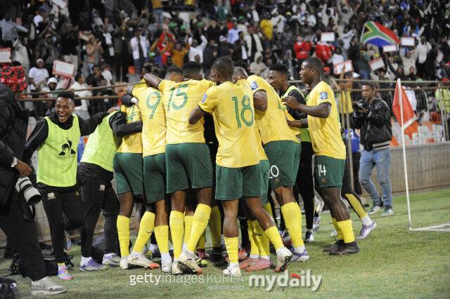 남아공 대표팀 선수들이 2025년 9월 열린 나이지리아와의 북중미월드컵 아프리카 예선 경기에서 득점 후 세리머니를 하고 있다./게티이미지코리아