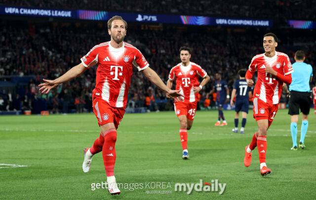 바이에른 뮌헨의 케인(왼쪽)이 2026년 4월 프랑스 파리에서 열린 PSG와의 2025-26시즌 UEFA 챔피언스리그 4강 1차전에서 골을 터뜨린 후 세리머니를 하고 있다./게티이미지코리아