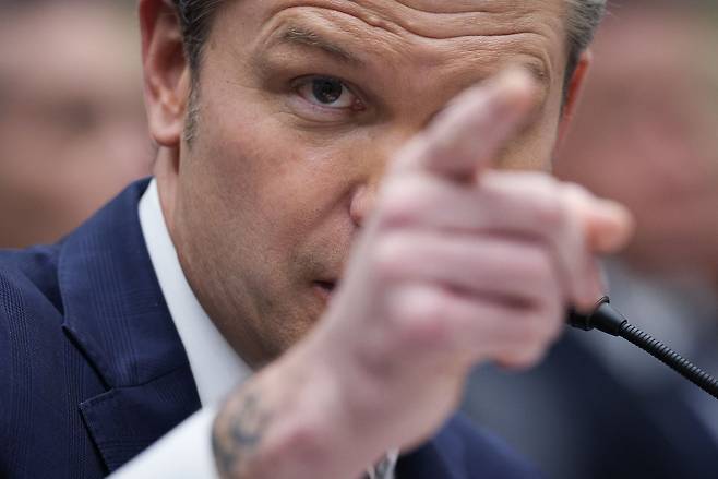 피트 헤그세스 미국 국방부(전쟁부) 장관이 29일(현지시간) 워싱턴DC 레이번 하원 사무실 건물에서 열린 하원 군사위원회 청문회에 출석해 증언하고 있다. [AFP]