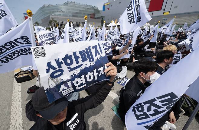 23일 오후 경기 평택시 삼성전자 평택캠퍼스 앞에서 삼성전자노동조합 공동투쟁본부 주최로 열린 4·23 투쟁 결의대회에서 참가자들이 구호를 외치고 있다. 삼성전자 노조는 성과급 상한 폐지와 함께 영업이익의 15%를 관련 재원으로 사용해야 한다고 주장하고 있다. 이번 결의대회 이후에도 노사가 합의점을 찾지 못할 경우 노조는 오는 5월 21일부터 6월 7일까지 18일간 총파업에 돌입한다는 방침이다. 평택=윤창빈 기자