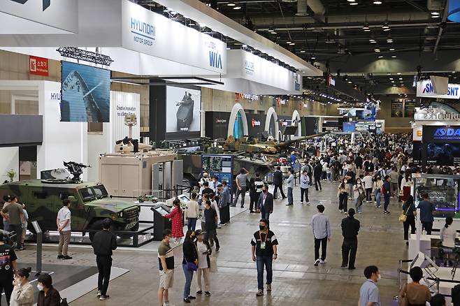 국방부는 둘로 쪼개져 갈등을 빚고 있는 ‘대한민국 국제방위산업전시회’(KADEX 2026)와 ‘대한민국방위산업전’(DX KOREA 2026)이 내달 중순까지 통합되지 않을 경우 군과 유관기관 후원을 전면 취소하는 방안을 검토하는 것으로 알려졌다. DX KOREA 전시장 모습. [헤럴드DB]