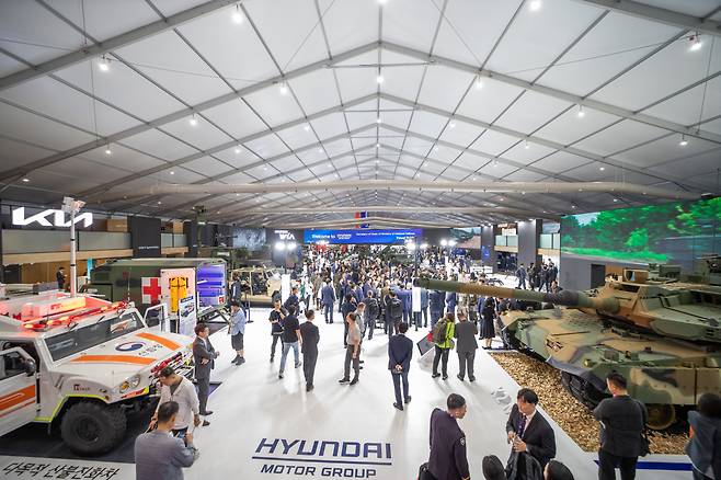 국방부는 둘로 쪼개져 갈등을 빚고 있는 ‘대한민국 국제방위산업전시회’(KADEX 2026)와 ‘대한민국방위산업전’(DX KOREA 2026)이 내달 중순까지 통합되지 않을 경우 군과 유관기관 후원을 전면 취소하는 방안을 검토하는 것으로 알려졌다. KADEX 전시장 모습. [헤럴드DB]