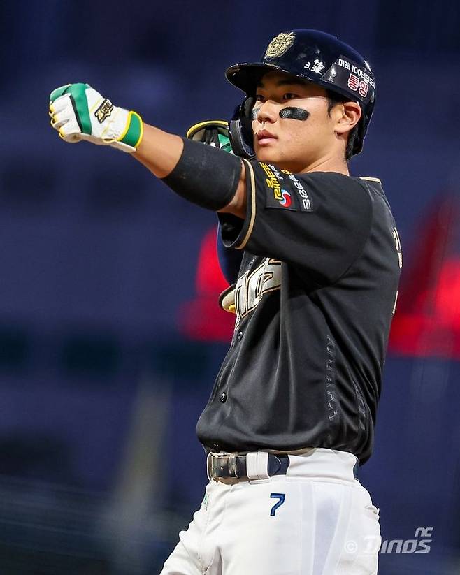 [서울=뉴시스] 프로야구 NC 다이노스 김주원이 28일 창원NC파크에서 열린 2026 신한 쏠 KBO리그 KIA 타이거즈전에서 안타를 친 뒤 세리머니를 하고 있다. (사진=NC 다이노스 제공) 2026.04.28. *재판매 및 DB 금지