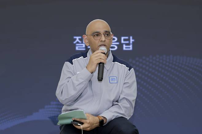 [창원=뉴시스] 아시프 카트리 GM 해외사업부문 생산 총괄 부사장이 28일 경상남도 창원시 한국GM 창원공장에서 열린 간담회에서 질문에 답변하고 있다.(사진=한국GM 제공) *재판매 및 DB 금지