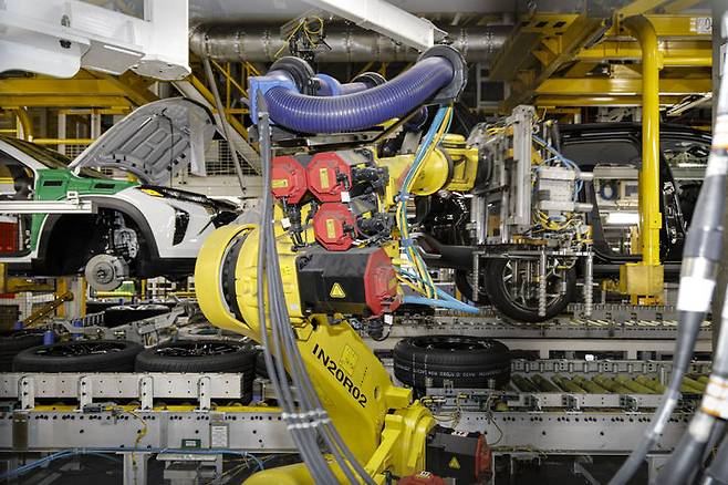 [창원=뉴시스] 한국GM 창원공장 내 타이어 조립 자동화 공정 모습.(사진=한국GM 제공) *재판매 및 DB 금지