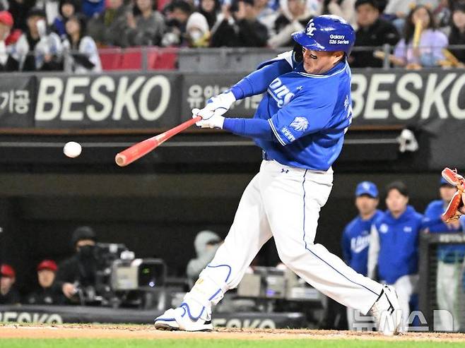 [광주=뉴시스] 이현행 기자 = 7일 오후 광주 북구 광주-기아챔피언스필드에서 열린 2026 신한 SOL KBO리그 삼성 라이온즈 대 KIA타이거즈의 경기, 최형우가 8회 초 1아웃 주자 1,2루 상황에서 1타점 2루타를 치고 있다. 2026.04.07. lhh@newsis.com