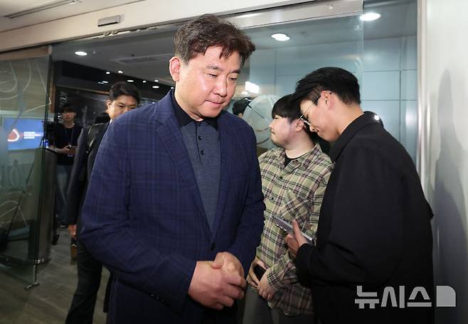 [서울=뉴시스] 최진석 기자 = 김승기 전 감독이 30일 서울 강남구 한국농구연맹(KBL)에서 열린 제 31기 제 13차 재정위원회에 출석하며 발언하고 있다. 김 전 감독은 자진사퇴를 해 재정위 결과를 본인이 직접 송달받지 못했다는 사유로 재심을 요청한 것으로 전해졌다. 절차상 하자를 이유로 재심을 요청했고, KBL은 법률 자문을 거쳐 재정위를 열기로 결정했다. 2026.04.30. myjs@newsis.com