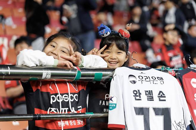 [서울=뉴시스] 프로축구 K리그1 포항스틸러스의 어린이 팬. (사진=한국프로축구연맹 제공) 2026.04.22. photo@newsis.com *재판매 및 DB 금지