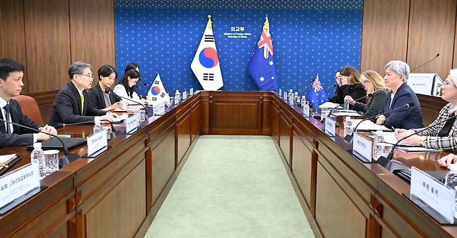[서울=뉴시스] 김선웅 기자 = 조현 외교부 장관이 30일 서울 종로구 정부서울청사 외교부에서 페니 웡 호주 외교장관과 한-호주 외교장관회담을 하고 있다. (사진=외교부 제공) 2026.04.30. photo@newsis.com *재판매 및 DB 금지