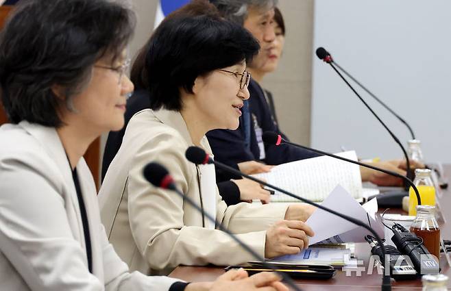 [서울=뉴시스] 추상철 기자 = 원민경 성평등가족부 장관이 30일 오후 서울 종로구 정부서울청사에서 열린 형사미성년자(촉법소년) 연령 사회적 대화협의체 4차 전체회의에서 발언하고 있다. 2026.04.30. scchoo@newsis.com