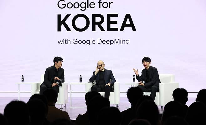 29일 서울 중구 웨스틴 조선호텔에서 열린 구글 포 코리아 2026에서 데미스 허사비스 구글 딥마인드 최고경영자(CEO)와 이세돌 사범 겸 UNIST 특임교수, 조승연 작가가 을 주제로 대담하고 있다. 연합뉴스