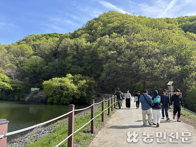 공포영화 ‘살목지’가 인기를 끌면서 실제 배경지인 충남 예산군 광시면의 저수지 살목지가 명소로 떠오르고 있다. 최근엔 평일 낮에도 관광객들이 눈에 띄게 많다.