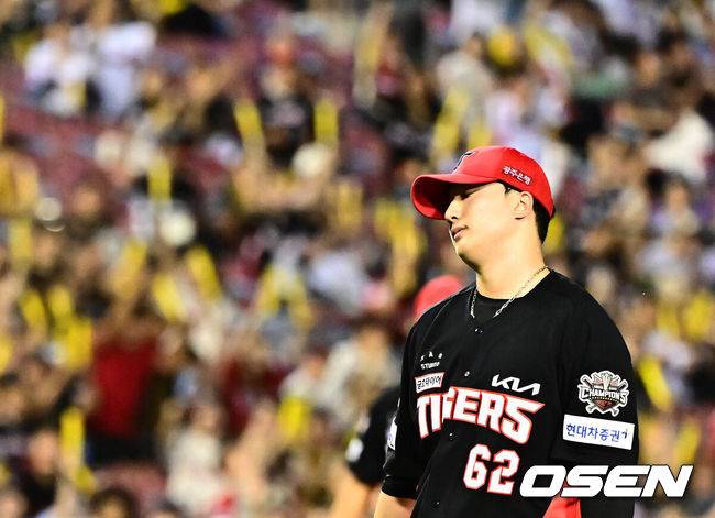 [OSEN=잠실, 지형준 기자] 프로야구&nbsp;KIA 타이거즈가 LG 트윈스에 승리하며 2연승을 이어갔다.&nbsp;KIA는 13일 서울 잠실구장에서 열린 2025 KBO리그&nbsp;LG와 경기에서 6-3으로&nbsp;승리했다.&nbsp;KIA 선발 이의리는 6이닝 3피안타 1피홈런 5볼넷 3탈삼진 2실점으로 시즌 첫 승을 기록했다. 위즈덤이 선제 솔로포, 최형우가 역전 결승 홈런을 터뜨렸다. 박찬호는 4안타 맹타를 기록했다.&nbsp;경기를 마치고 KIA 정해영이 아쉬운 표정을 짓고 있다. 2025.09.13 /jpnews@osen.co.kr