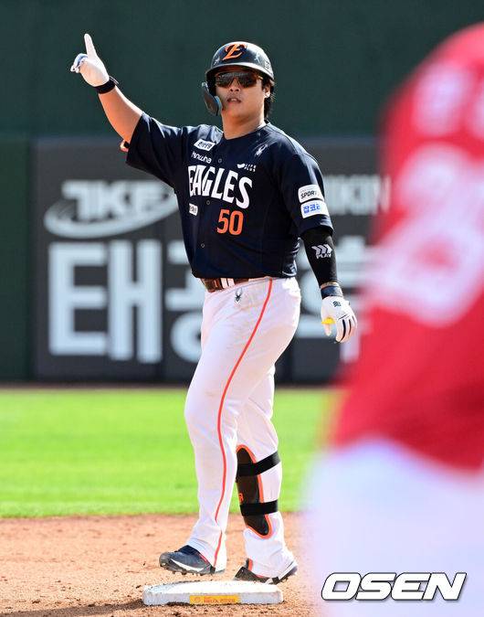 [OSEN=부산, 지형준 기자] 19일 부산 사직야구장에서 2026 신한 SOL KBO리그 롯데 자이언츠와 한화 이글스의 경기가 열렸다.롯데는 박세웅, 한화는 에르난데스가 선발로 나섰다.5회초 무사 1,3루에서 한화 강백호가 1타점 좌중간 2루타를 날리며 기뻐하고 있다. 2026.04.19&nbsp;/ jpnews@osen.co.kr