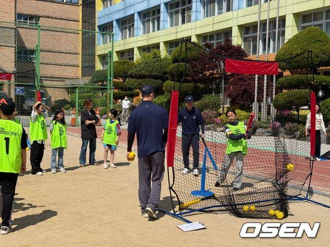 KBO는 4월 29일 서울 성북구 성북초등학교에서 ‘2026 KBO 찾아가는 티볼교실’의 첫 수업을 진행했다. 이날 현장에는 허구연 KBO 총재를 비롯해 류지현 2026 WBC 대표팀 감독, 권오준 KBO 육성위원이 함께하며 의미를 더했다. / OSEN DB