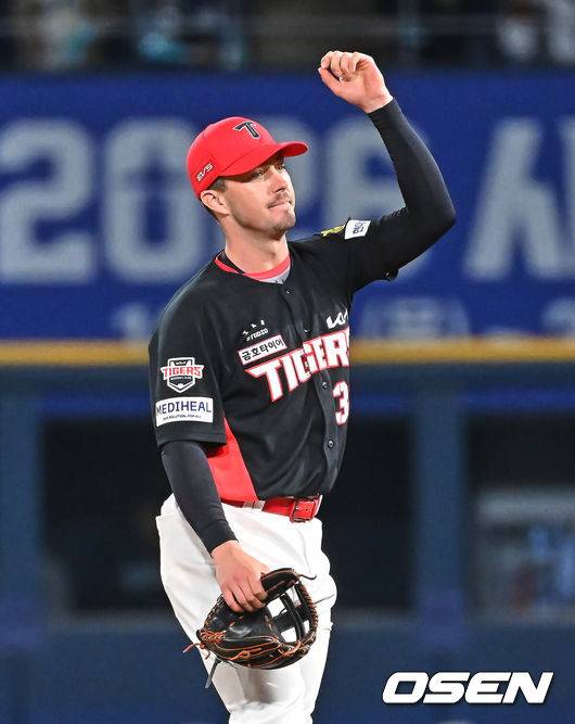 [OSEN=창원, 이석우 기자] 29일 창원NC파크에서 2026 신한 SOL KBO 리그 NC 다이노스와 KIA 타이거즈의 경기가 열렸다. 홈팀 NC는 구창모가, 방문팀 KT는 이의리가 선발 출전했다. KIA 타이거즈 데일이 6회말 1사 1,2루 NC 다이노스 고준휘의 타구를 실책하고 아쉬워하고 있다. 2026.04.29 / foto0307@osen.co.kr