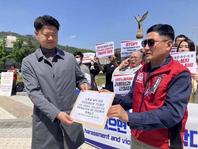 ▲우다야 라이 이주노조 위원장이 청와대 관계자에게 이주인권단체 정책 개선 요구가 담긴 서한을 전달하고 있다. ⓒ프레시안(손가영)