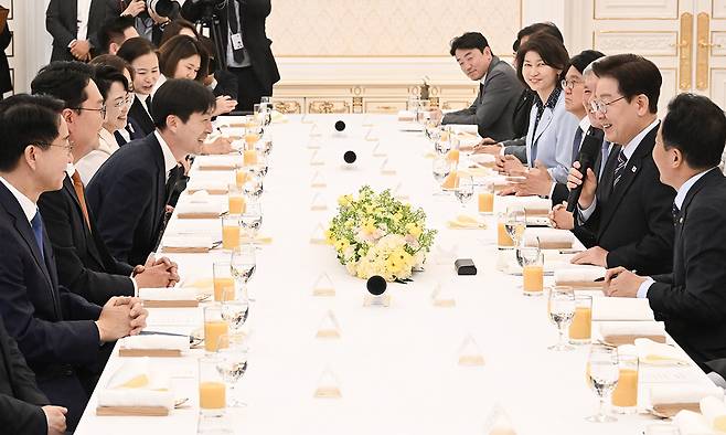 화기애애 이재명 대통령이 29일 청와대 본관에서 열린 비교섭단체·무소속 국회의원들과의 오찬 간담회에 참석해 발언하고 있다. 이 대통령은 이날 외교·안보 등 대외 현안에 대한 정치권의 초당적 협력을 강조했다. 청와대사진기자단