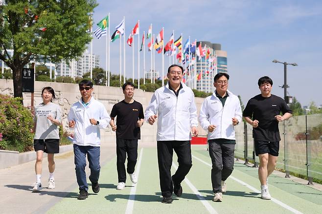 서울올림픽기념국민체육진흥공단(이사장 하형주)이 지역과 성별, 연령에 관계없이 누구나 일상에서 운동을 즐길 수 있는 환경을 만들기 위한 ‘모두가 즐기는 스포츠’ 잇기 캠페인에 동참했다고 30일 밝혔다. 국민체육진흥공단(KSPO) 제공