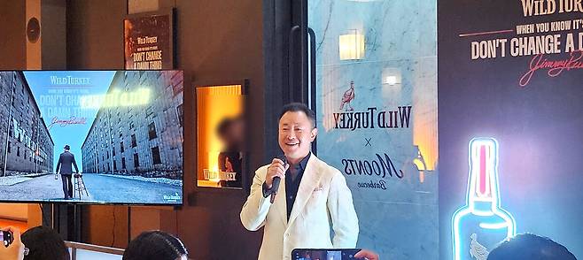 김효상 캄파리코리아 대표가 30일 서울 성동구 성수동에서 열린 '켄터키 인 서울' 팝업스토어 미디어 테이스팅 행사에서 인사말을 하고 있다. 박윤희 기자