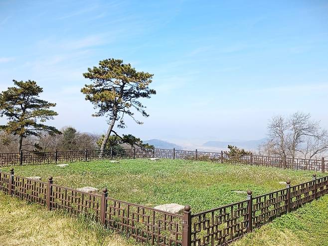 서해가 한눈에 바라보이는 당성 망해루 터. 군사용 장대였다가 훗날 누각으로 썼다.  서동철 논설위원