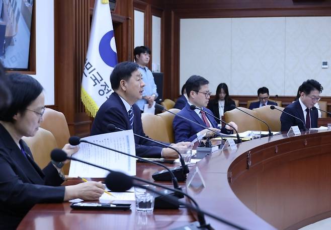 구윤철(왼쪽 두번째) 부총리 겸 재정경제부 장관이 30일 오후 서울 종로구 정부서울청사에서 열린 비상경제본부회의 겸 경제-대외경제관계장관회의에서 발언하고 있다. 연합뉴스