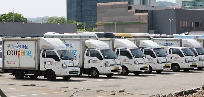공정거래위원회가 쿠팡의 동일인을 쿠팡 법인에서 김범석 의장으로 변경하는 내용을 포함한 대기업집단 지정 결과를 발표한 29일 서울 서초구 쿠팡 물류센터에 배송차량이 주차되어 있다. 연합뉴스