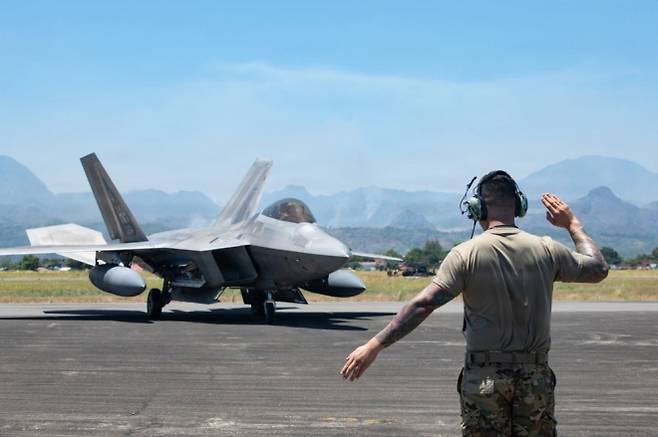 미 공군 F-22 랩터가 지난 3일 필리핀 바사 공군기지에서 열린 ‘코프 선더 26-1’ 훈련에 참가하기 위해 활주로를 이동하고 있다. 미 공군 제공