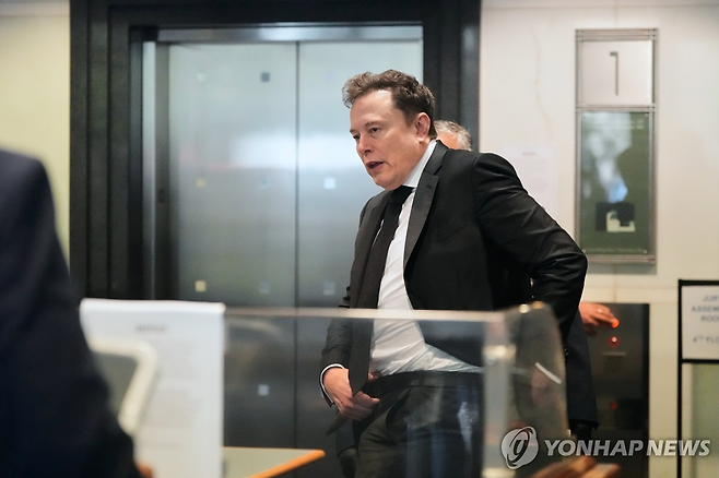 일론 머스크 테슬라 최고경영자(CEO)가 28일(현지시간) 오픈AI와의 소송이 진행되는 미국 캘리포니아 북부연방지법 오클랜드지원에 도착하고 있다. AP 연합뉴스