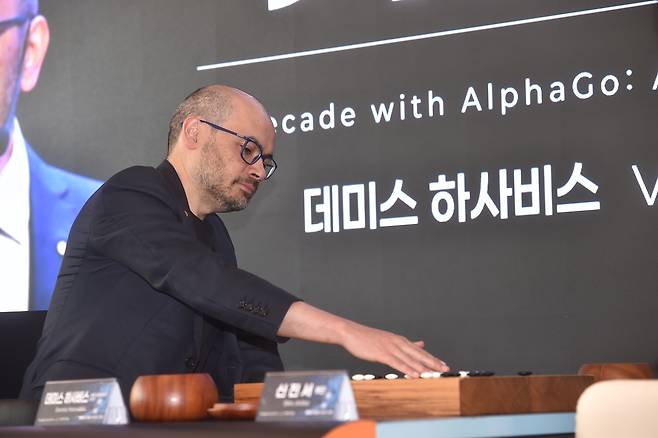 데미스 허사비스 구글 딥마인드 CEO가 29일 서울 중구 웨스틴 조선호텔에서 진행된 신진서 9단과의 기념 대국에서 착수하고 있다. 사진 제공=한국기원