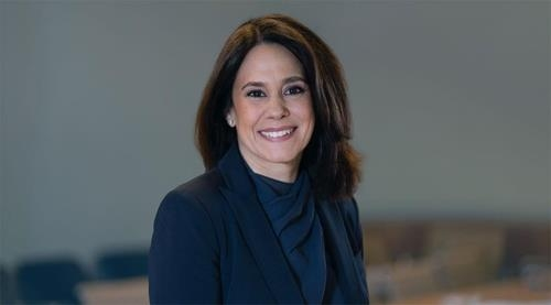 올해부터 미국 연방준비제도(Fed·연준) 연방공개시장위원회(FOMC) 정례회의에서 금리 결정 관련 투표권을 행사하게 된 로리 로건 댈러스 연방준비은행(연은) 총재. 그녀는 29일(현지 시간) FOMC 회의에서 금리를 추후 조정할 수 있다는 성명 문구에 반대했다. 그녀는 연준 내에서 대표적인 매파(통화긴축 선호) 인사로 통한다. 사진 제공=댈러스연은