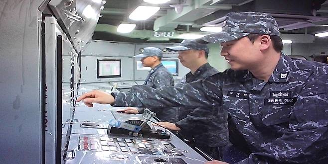 해군이 양만춘함(DDH-I)에서 통합기관제어체계(ECS) 장비를 운용하고 있다./한화시스템