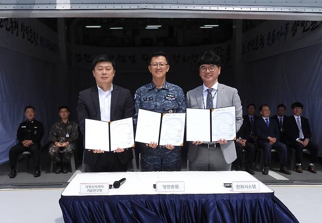 한화시스템이 30일 경남 창원 진해항에서 양만춘함(DDH-I) 통합기관제어체계(ECS) 성능 개선 완료식을 개최한 가운데 김영진(오른쪽부터) 한화시스템 해양사업단장, 석흥기 양만춘함 함장, 연제길 국방신속획득기술연구원 항공함정기술팀장이 기념 촬영을 하고 있다.한화시스템