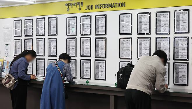 지난 15일 서울 마포구 서울서부고용복지플러스센터 일자리정보 게시판 모습 ⓒ연합뉴스