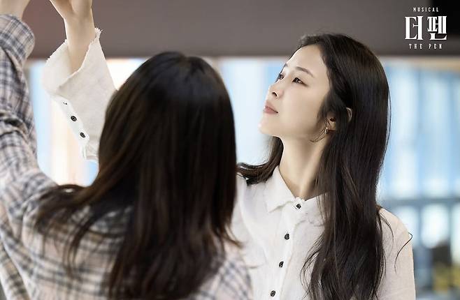 ‘엠마’ 역의 랑연. 제인과 탱고를 추는 이 장면은 ‘더 펜’의 명장면 중 하나다.     사진제공 ｜ 앤유컴퍼니