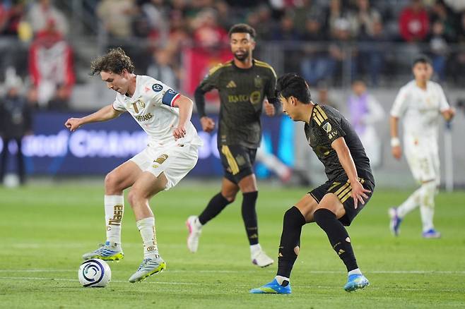 LAFC 손흥민(오른쪽 끝)이 30일(한국 시간) BMO스타디움서 열린 톨루카전 도중 수비에 가담해 상대 선수를 마크하고 있다. LA｜AP뉴시스
