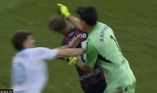 레알 사라고사의 골키퍼 에스테반 안드라다가 상대 선수를 때리고 있다. 라리가TV