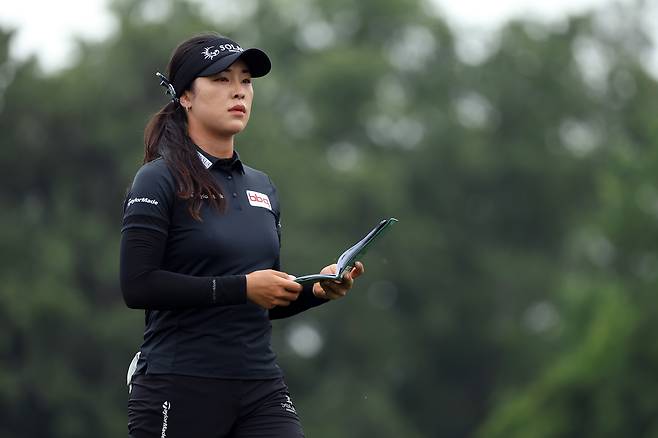 윤이나가 지난 26일 열린 LPGA 투어 셰브론 챔피언십 3라운드 도중 5번 홀 티잉 구역에서 코스를 바라보고 있다. 게티이미지코리아
