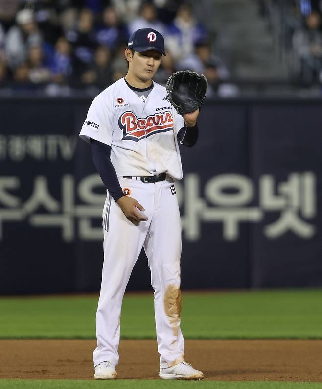 29일 잠실 삼성전에서 호수비를 한 뒤 자신의 글러브를 바라보는 두산 안재석. 두산 베어스 제공
