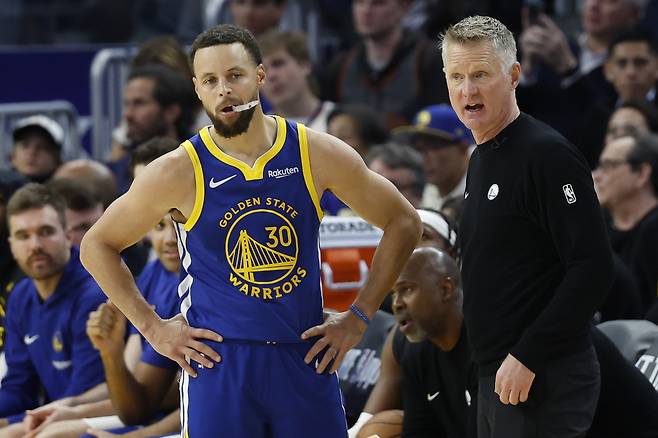 스테픈 커리와 스티브 커 골든스테이트 워리어스 감독.      EPA연합뉴스