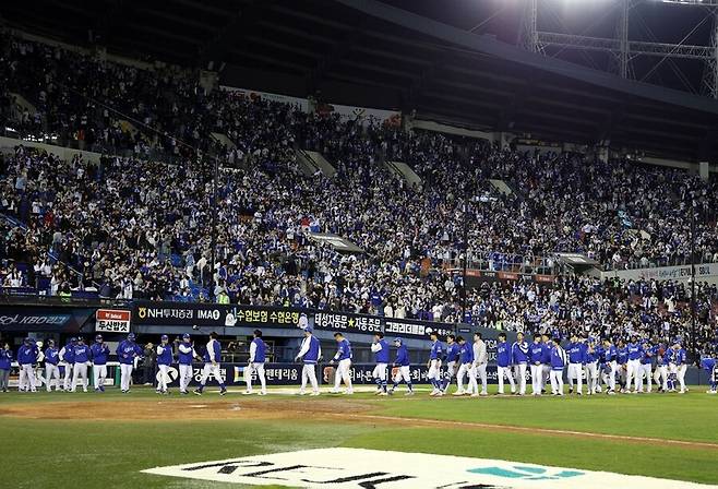 ▲ 삼성 라이온즈 선수단과 팬들 ⓒ삼성 라이온즈