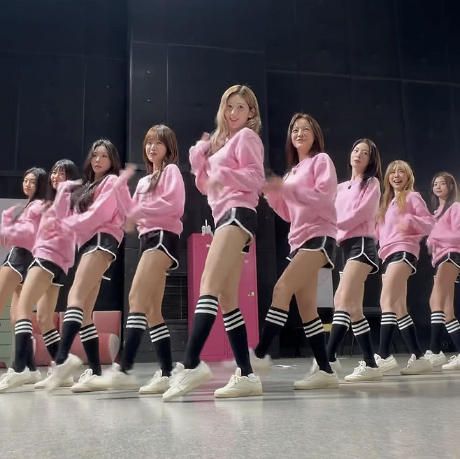 ▲ 출처| 아이오아이 계정