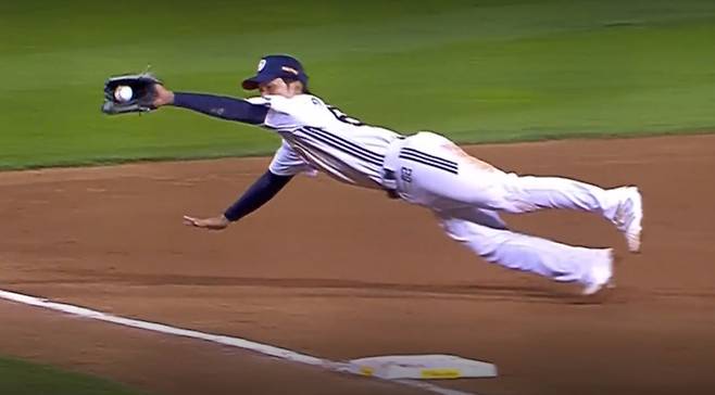 두산 3루수 안재석이 29일 삼성전 7회 심재훈의 타구를 몸을 날려 잡아내고 있다. /사진=중계 화면 캡처