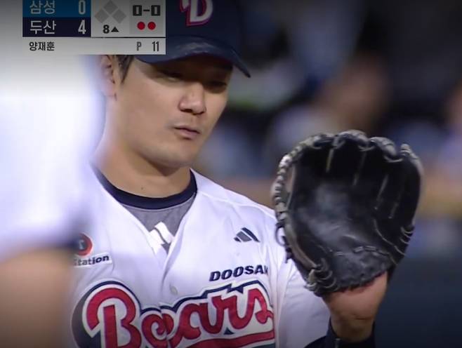 안재석이 8회 김성윤의 땅볼을 잡아낸 뒤 자신의 글러브를 바라보고 있다. /사진=중계 화면 캡처