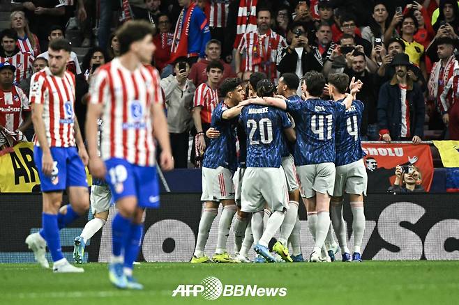 아스널 선수들이 30일(한국시간) 스페인 마드리드에서 열린 유럽축구연맹(UEFA) 챔피언스리그(UCL) 4강 1차전 아틀레티코 마드리드전에서 페널티킥 선제골을 터뜨린 뒤 기뻐하고 있다. /AFPBBNews=뉴스1