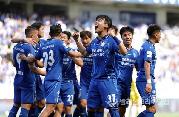 ​수원삼성 강현목이 골을 성공시키고 선수들과 함께 환호하는 모습.(사진=김경수 기자/2026.4.25/ 발리볼코리아닷컴 DB자료)​