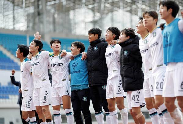 ​안산FC 선수들이 승리 한 후 기뻐하는 모습.(사진제공=한국프로축구연맹)​