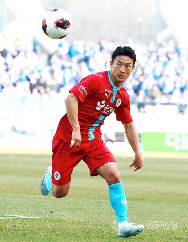 ​용인FC 김민우가 드리볼 공격을 하는 모습.(사진=김경수 기자/2026.3.28/ 발리볼코리아닷컴 DB자료)​