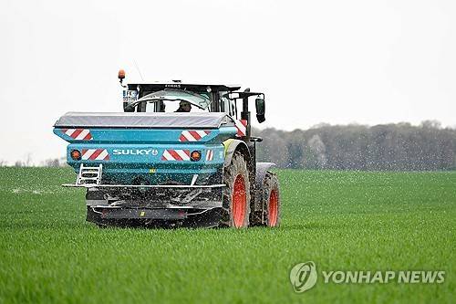 프랑스 북동부 앙주빌레르에서 경작지에 비료를 뿌리는 농민 [AFP 연합뉴스 자료사진. 재판매 및 DB 금지]